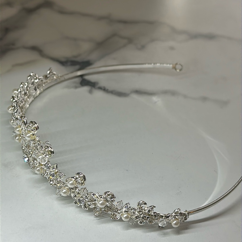 Pre owned-Elegant Silver Floral Tiara
